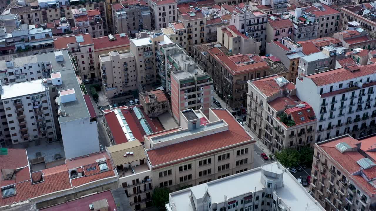 巴勒莫屋顶的垂直鸟瞰图，西西里岛与交通和建筑的城市中心在意大利南部视频素材