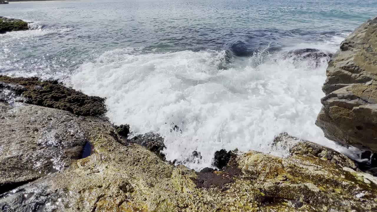 海浪冲击岩石海岸线。视频素材