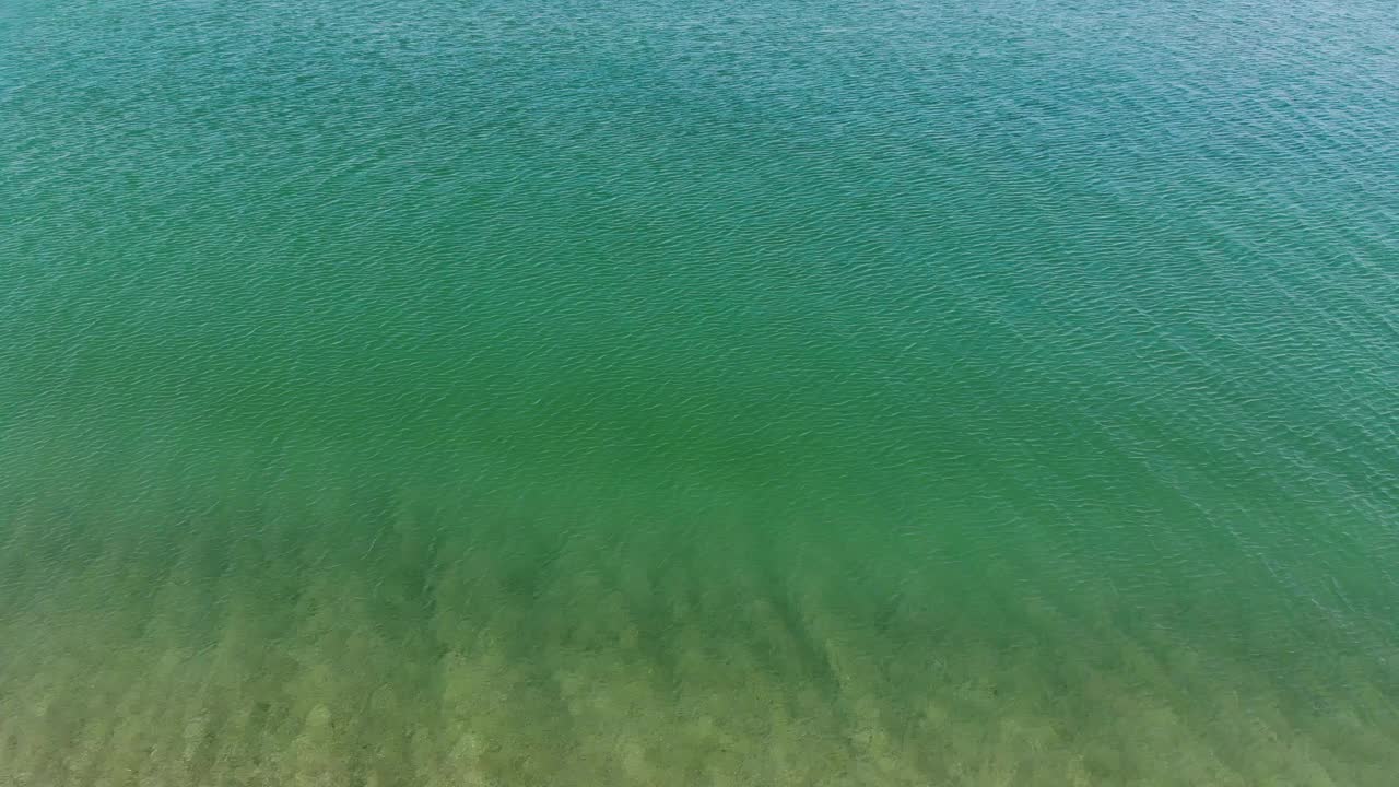 从高空俯瞰，湛蓝湛蓝的纹理，蓝绿色的海水。水面的景色。水面背景。视频素材