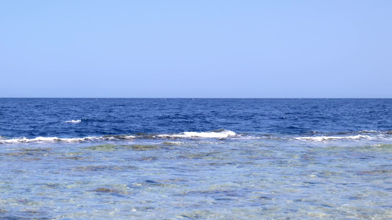 海滩上的海浪。冲浪特写慢动作视频素材