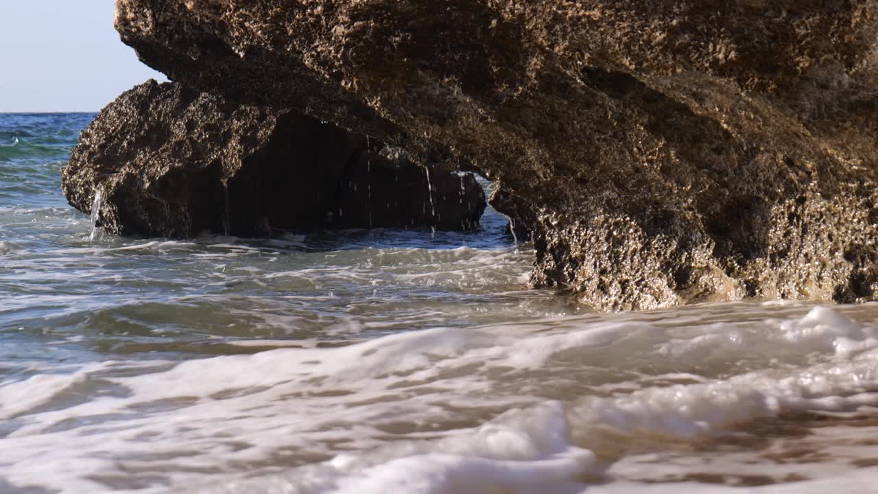 海滩上的海浪。冲浪特写慢动作视频素材