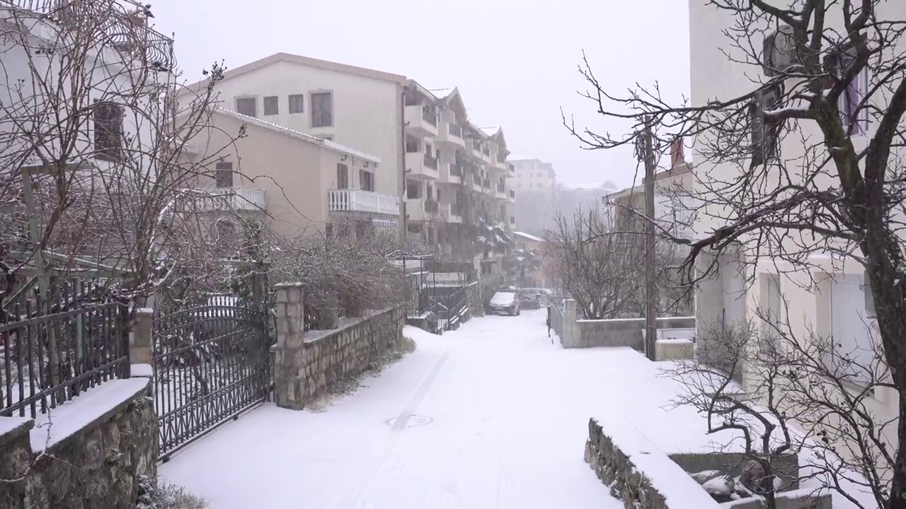 黑山布德瓦镇街道上的降雪视频素材