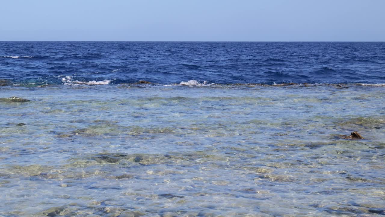 海滩上的海浪。冲浪特写慢动作视频素材