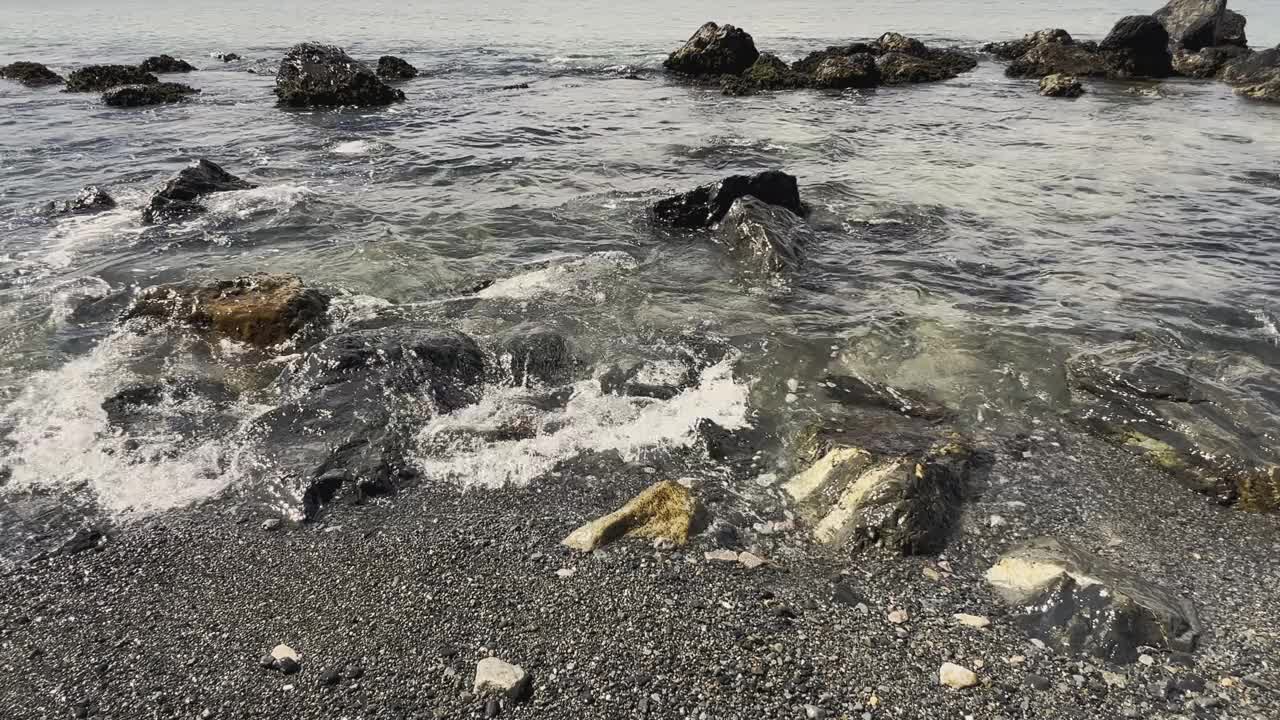 海浪撞击海岸岩石并在它们之间循环。视频素材