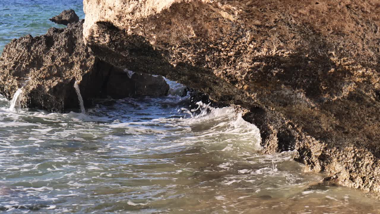 海滩上的海浪。冲浪特写慢动作视频素材