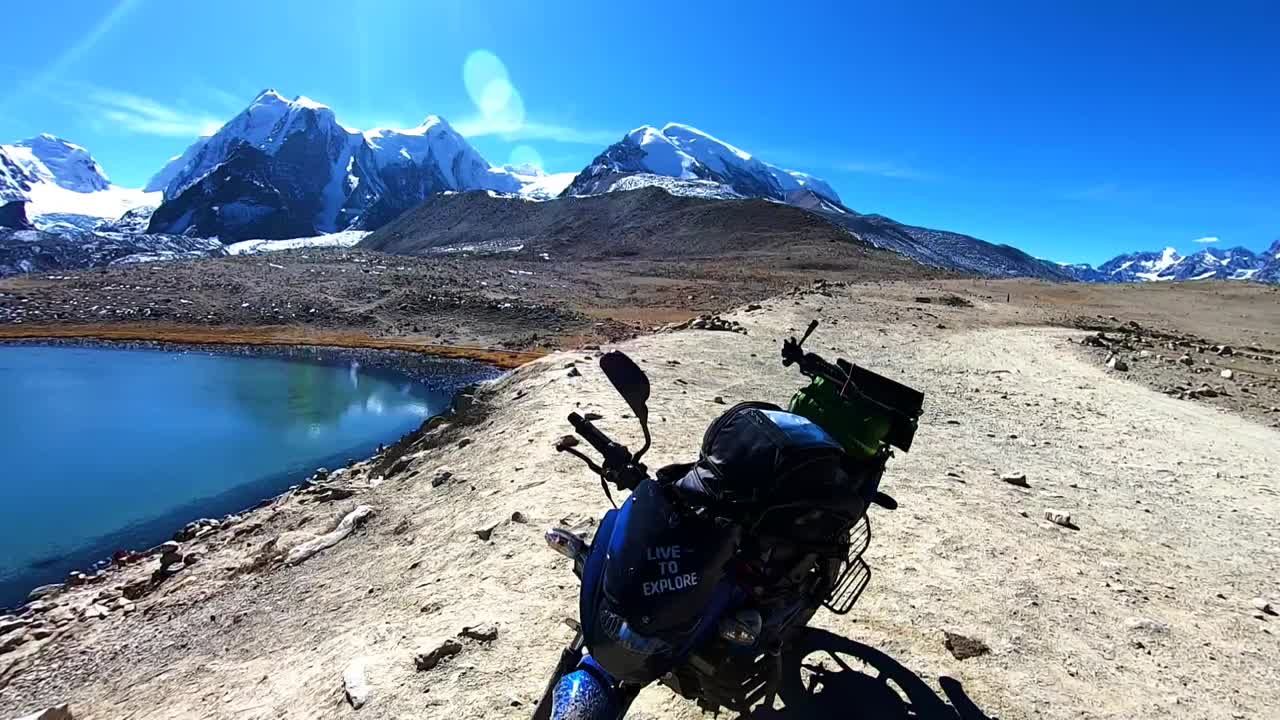 冰冻的湖水被喜马拉雅山脉夹住视频素材