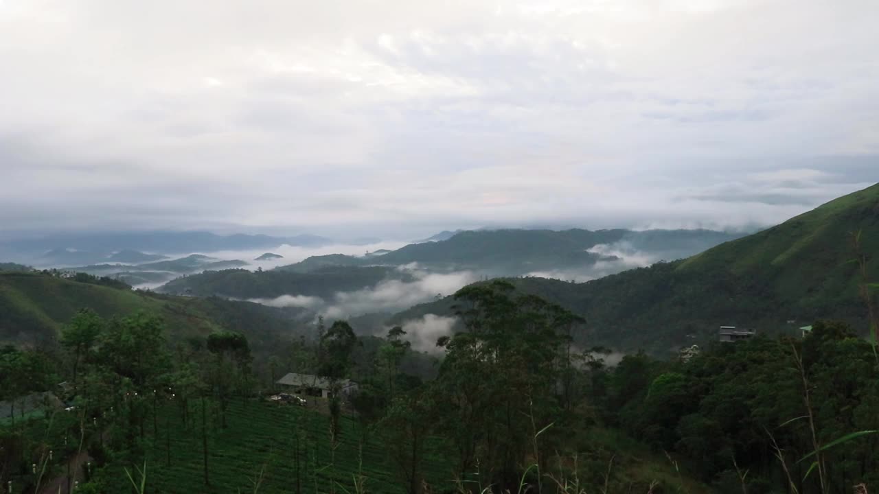 云从山顶移动，低云和橙色的阳光视频素材