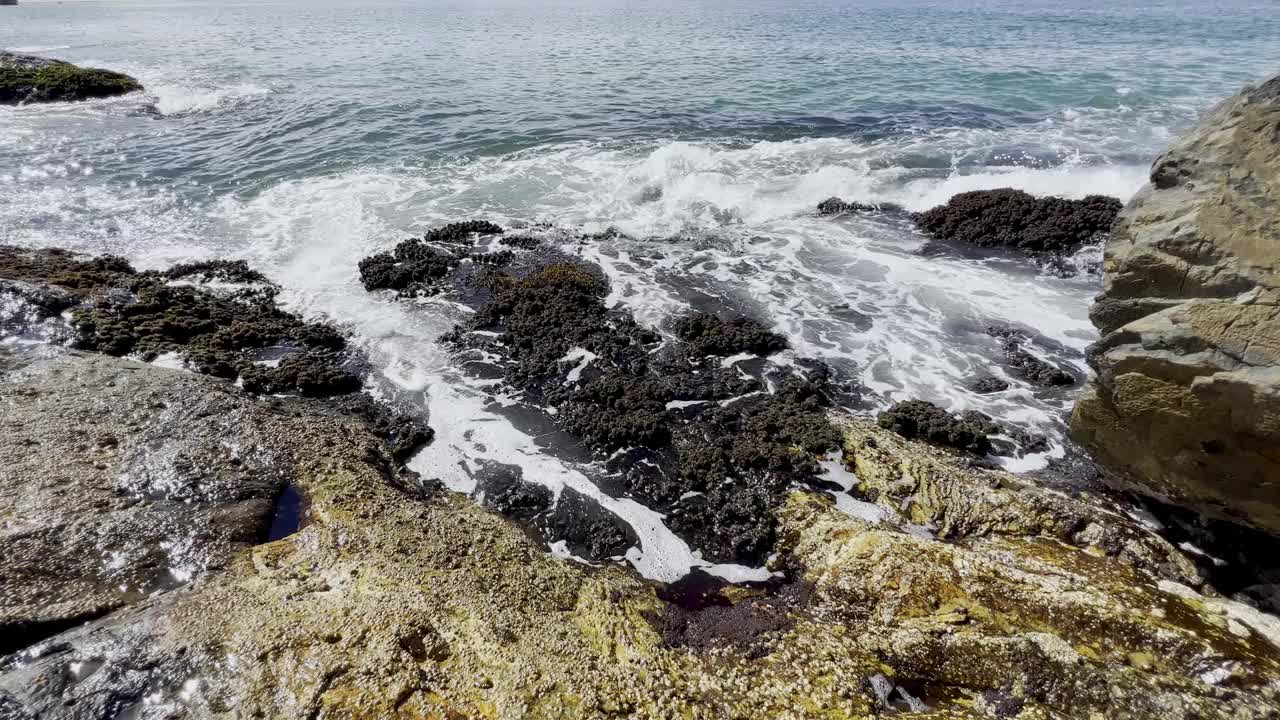 海浪冲击岩石海岸线。视频素材