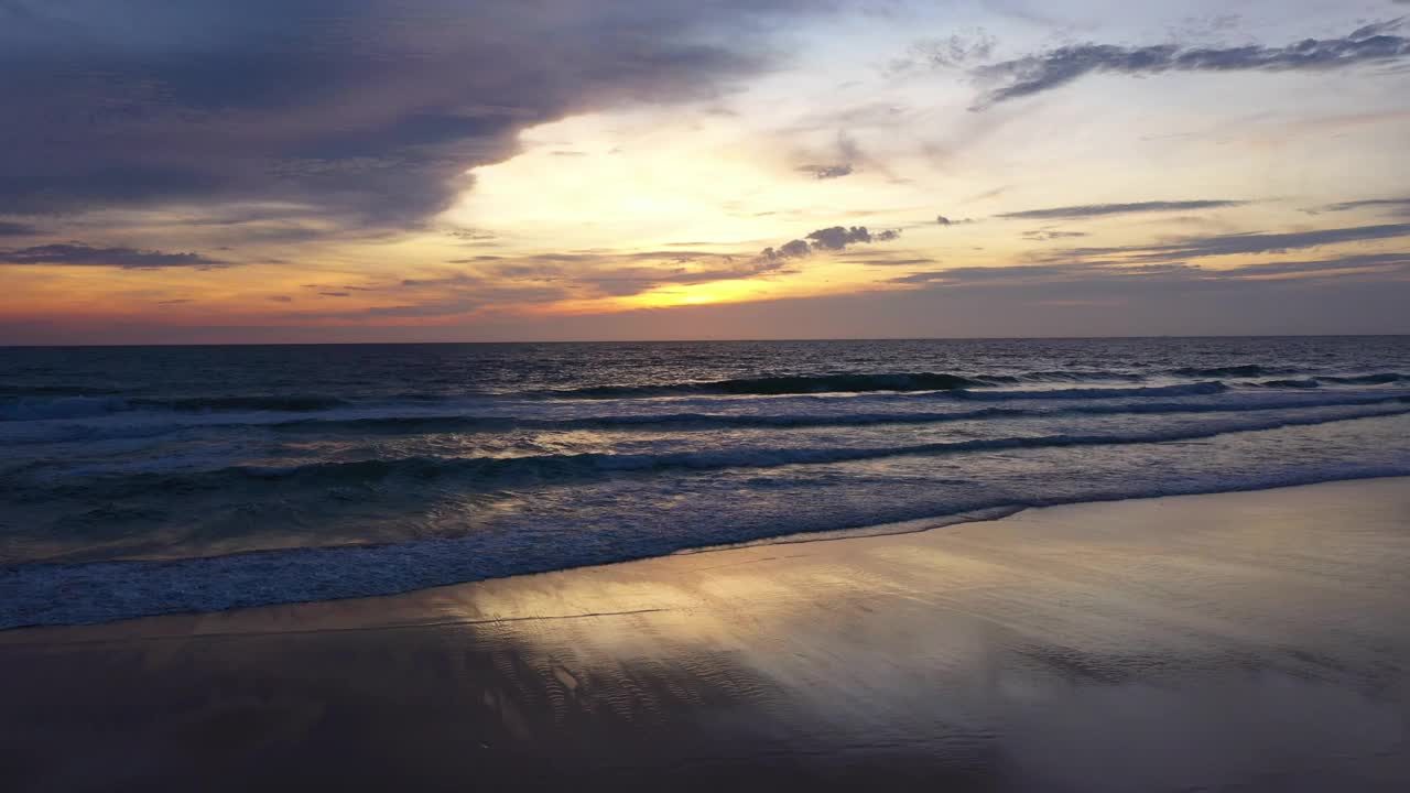 鸟瞰海上美丽的日落视频素材