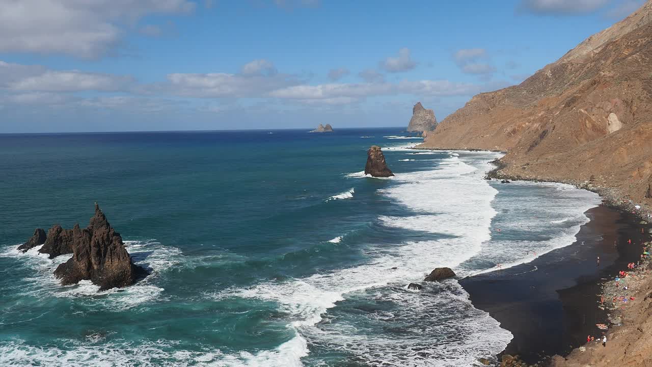 大浪冲击特内里费岛海岸。贝尼霍海滩的全景。视频素材