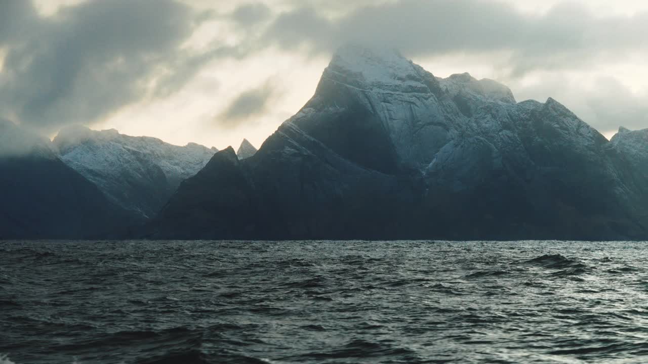 观看汹涌的大海，海浪和罗浮敦群岛的背景视频素材