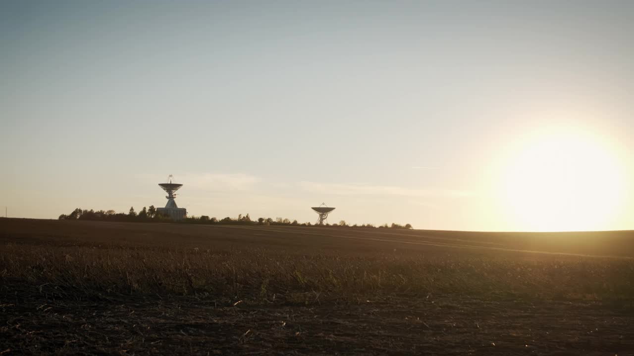 广角无人机拍摄的两个电信天线或无线电望远镜卫星天线在日落视频素材