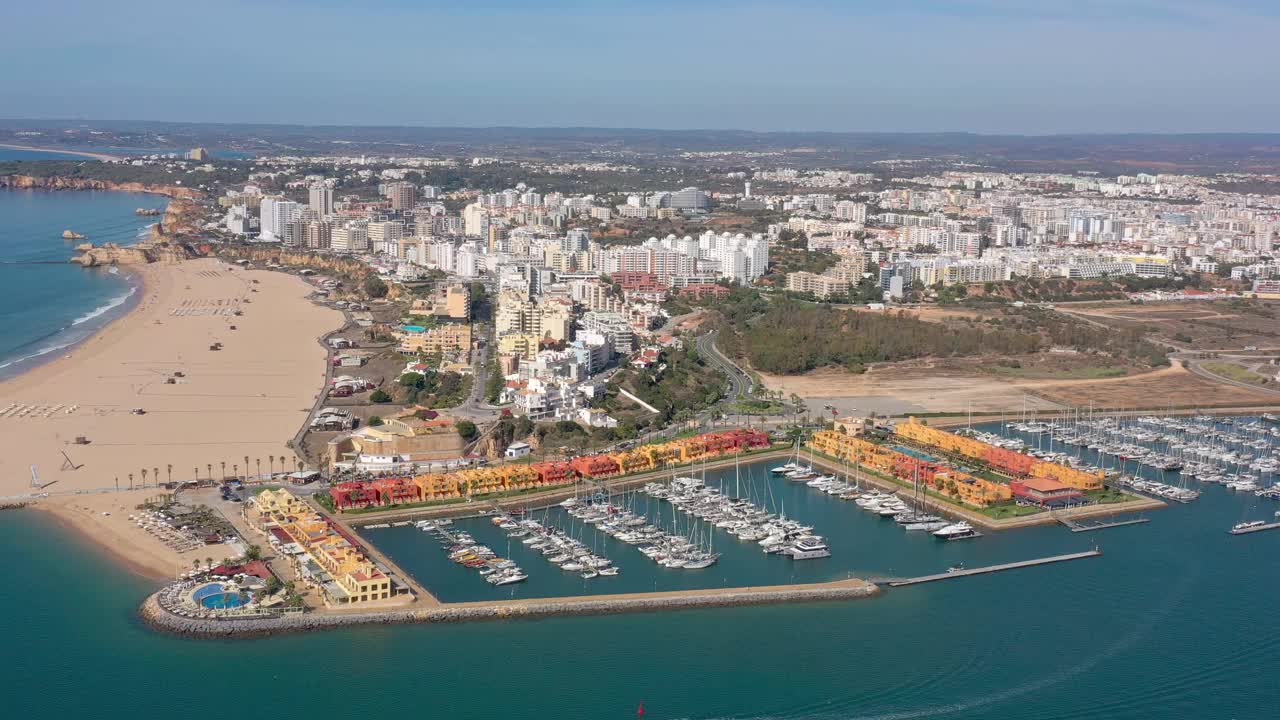 鸟瞰图葡萄牙滨海湾，在旅游小镇Portimao，游艇上的豪华游客。视频素材