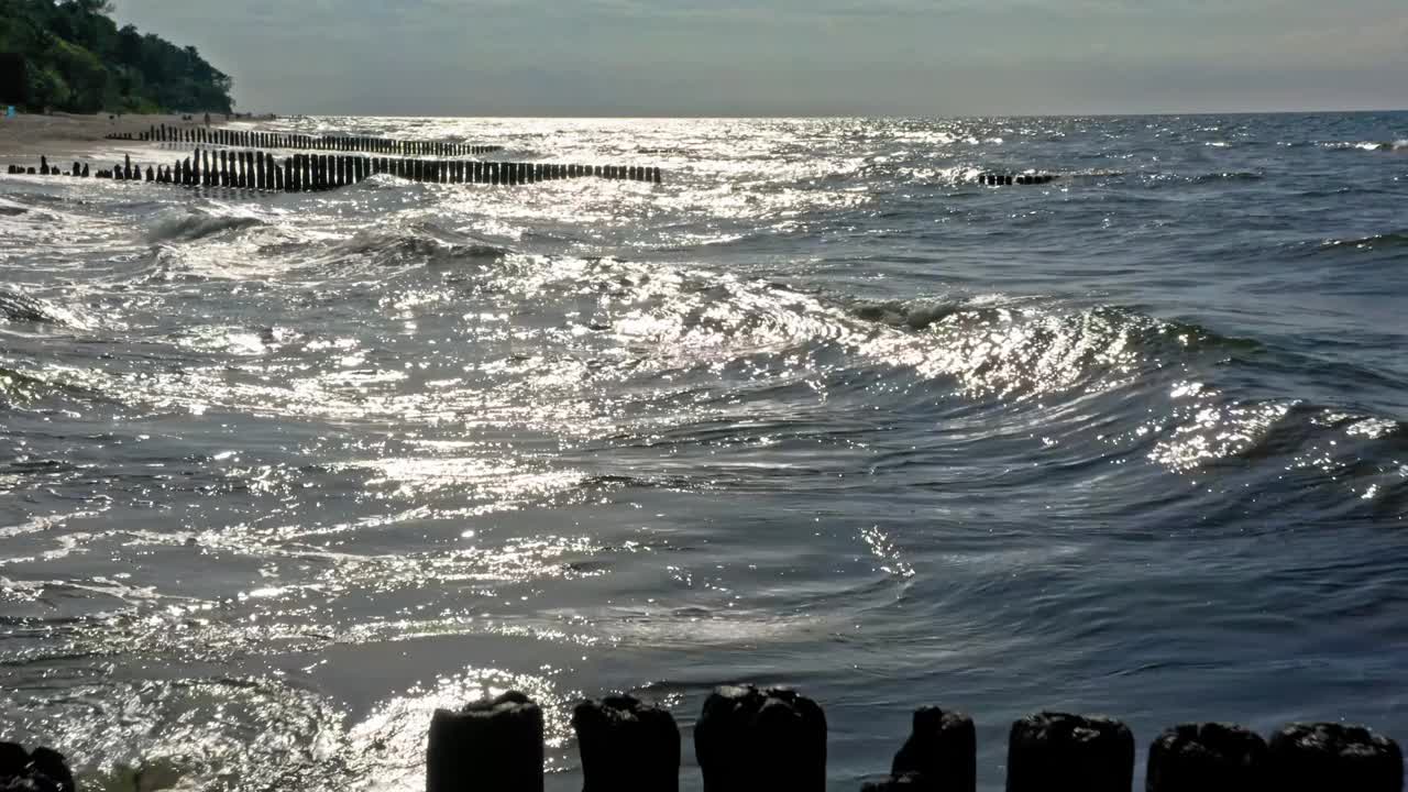 夏天波罗的海海浪的鸟瞰图视频素材