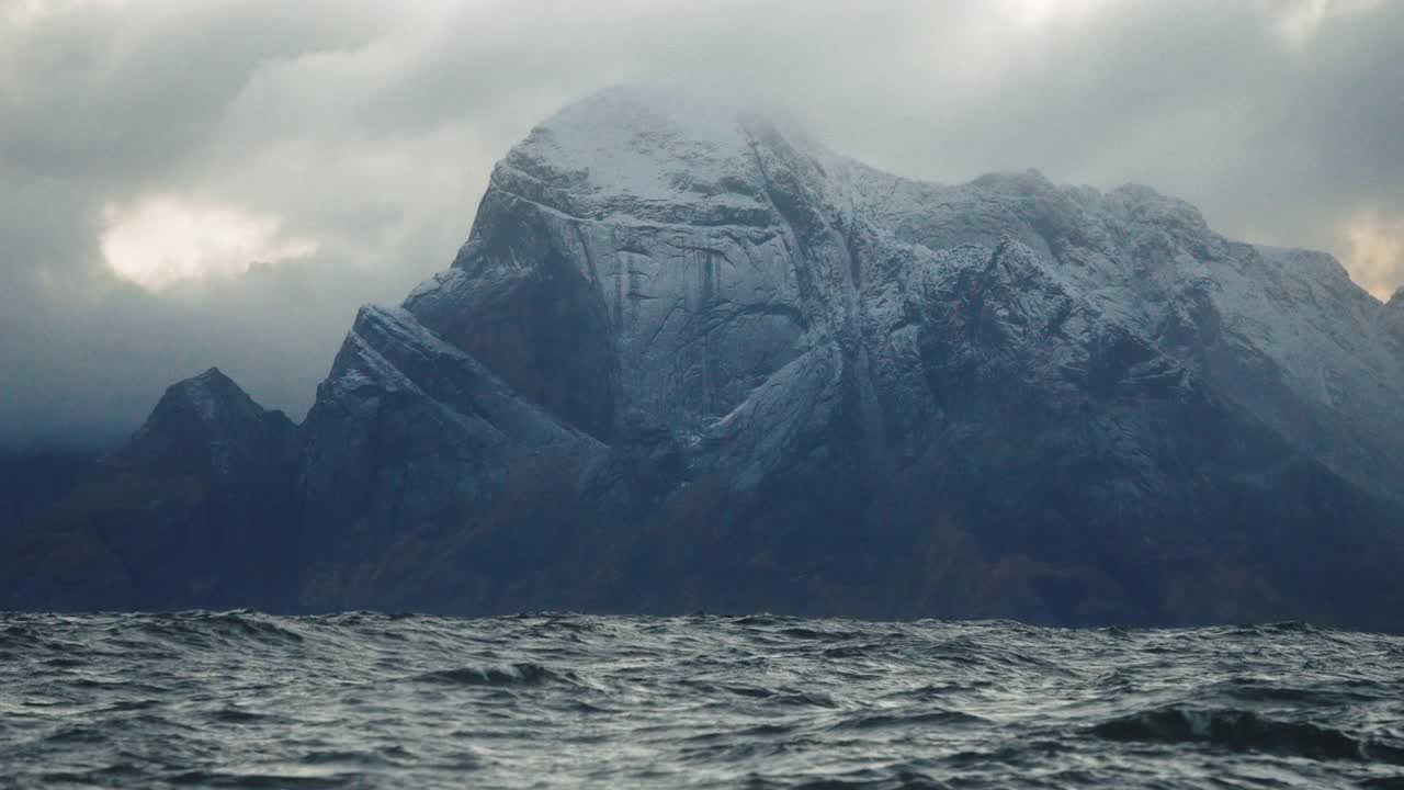 观看汹涌的大海，海浪和罗浮敦群岛的背景视频素材