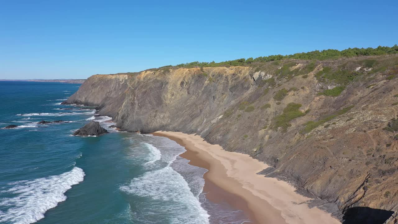 葡萄牙山区海岸线的鸟瞰图，维森蒂纳。多斯霍曼斯谷海滩上的阿杰祖尔村。Sagres视频素材