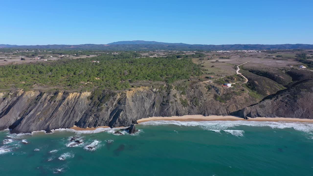 葡萄牙山区海岸线的鸟瞰图，维森蒂纳。多斯霍曼斯谷海滩上的阿杰祖尔村。Sagres视频素材