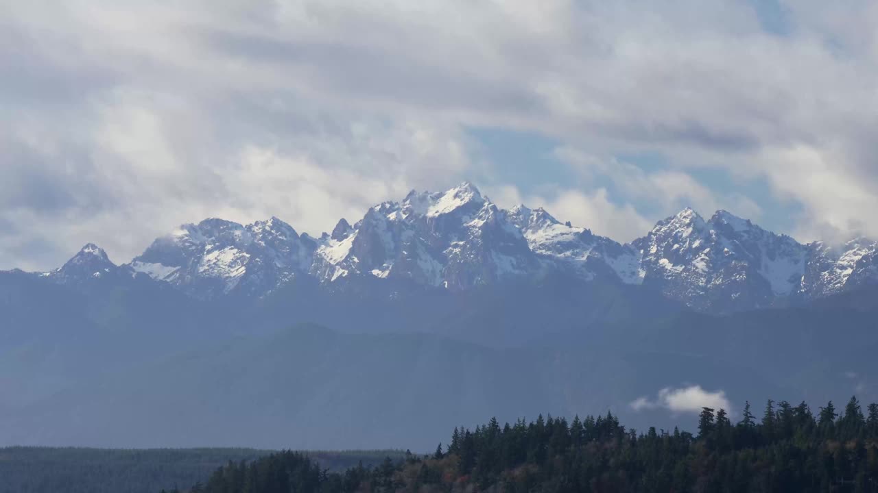 时间推移视频云滚过雪山视频下载