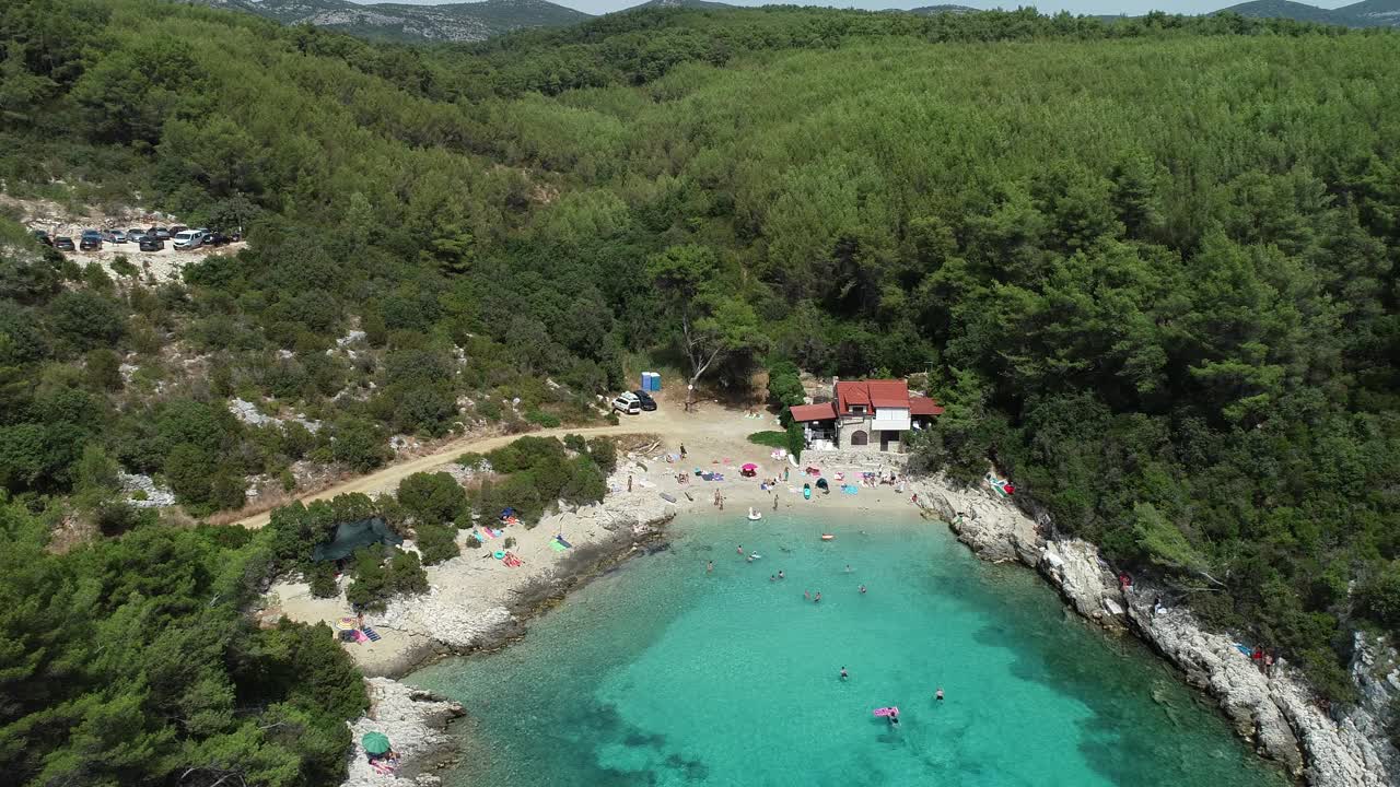 鸟瞰克罗地亚科尔库拉岛的海湾和海滩。视频素材