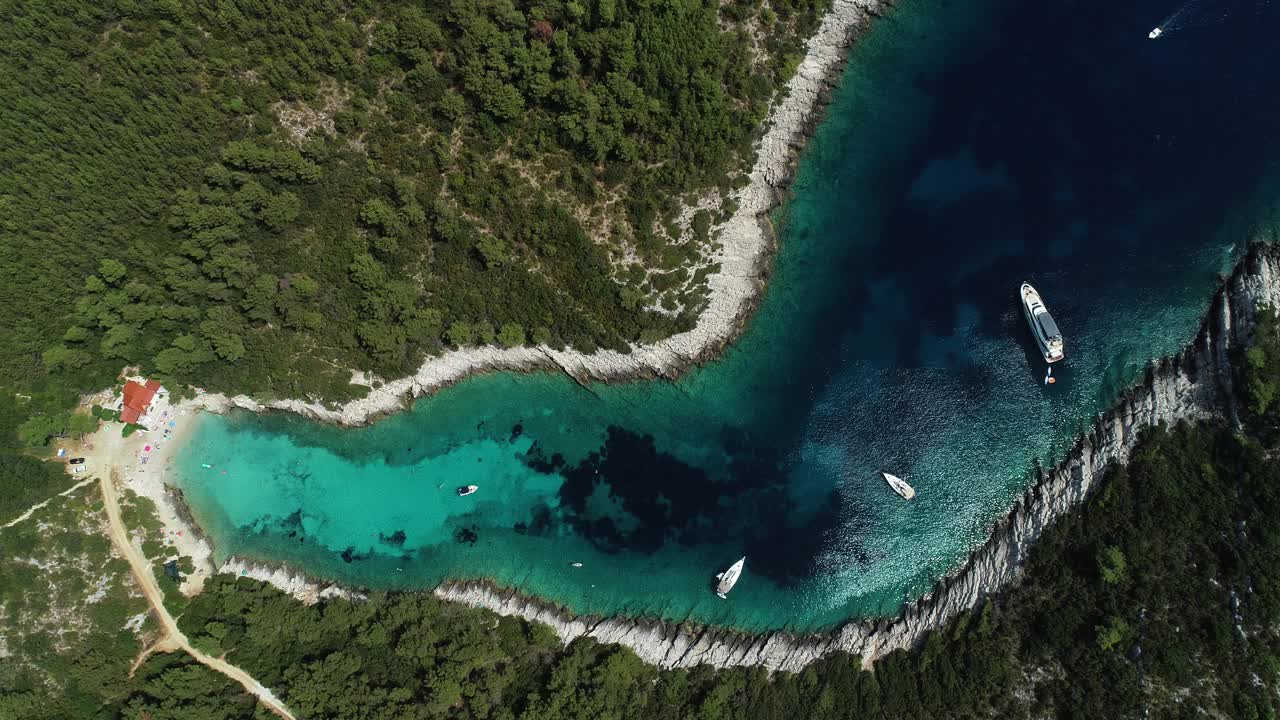 鸟瞰克罗地亚科尔库拉岛的海湾和海滩。视频素材