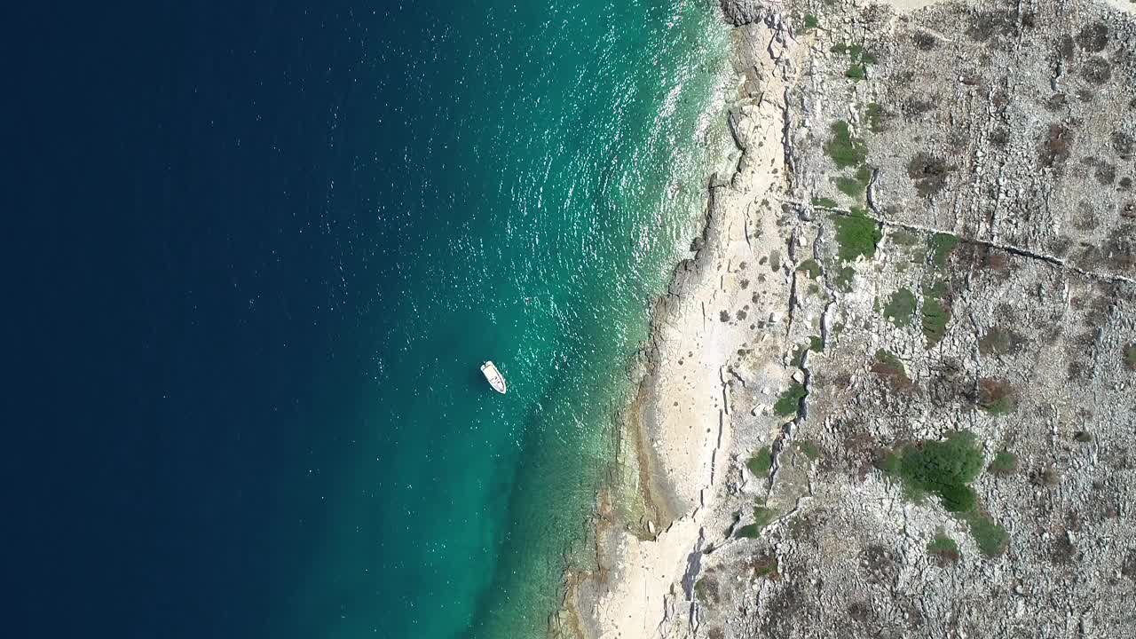 一艘沿着海岸航行的帆船的鸟瞰图，Zut岛。视频素材