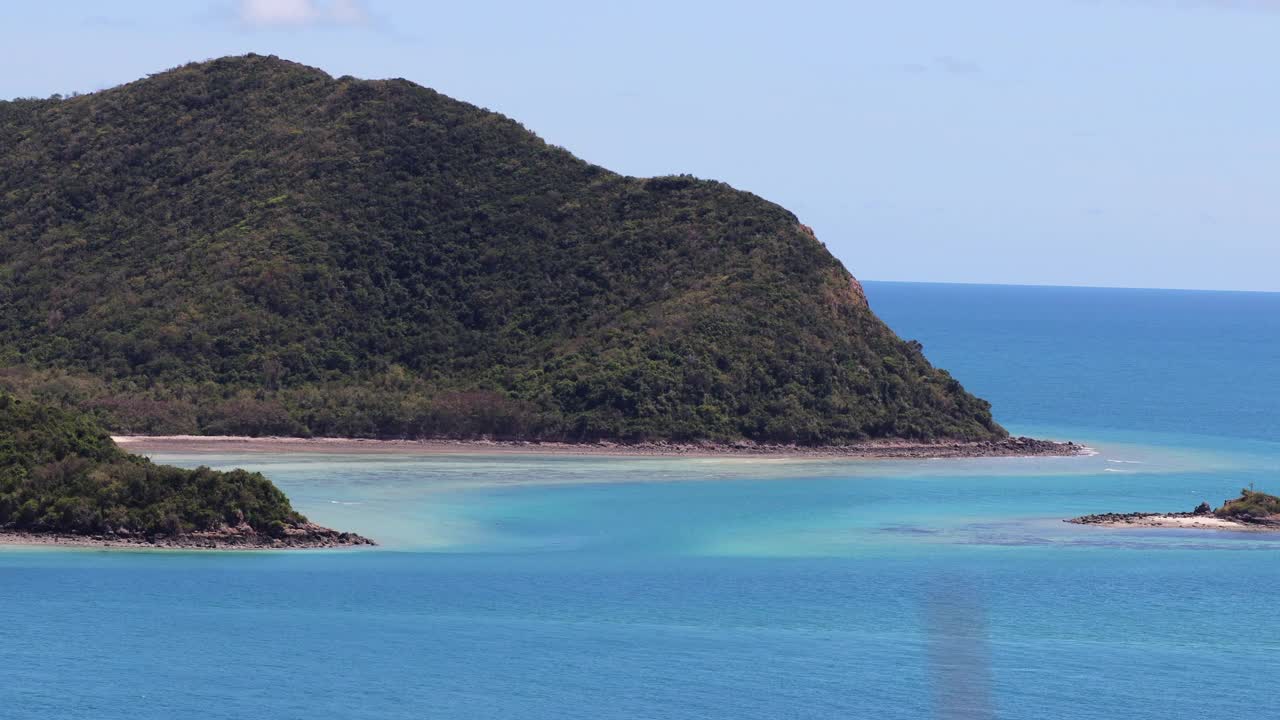 泰国春武里Sattahip的白色沙滩和美丽的岛屿。美丽的海景。视频素材