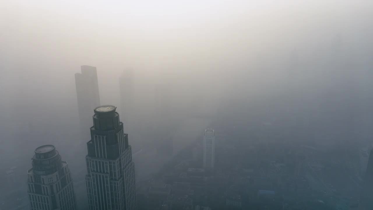 浓雾中城市的鸟瞰图视频素材