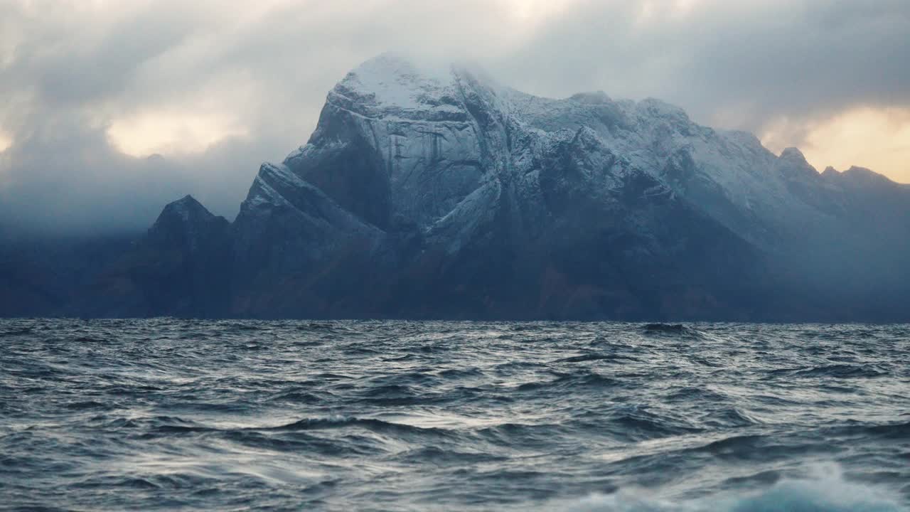 观看汹涌的大海，海浪和罗浮敦群岛的背景视频素材