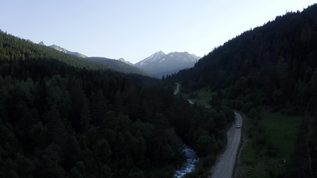 4K Arkhyz山鸟瞰图夏季景观:绿树丘陵森林林地乡村公路山河。晚上光线。旅游目的地，自然公园。北高加索，卡拉查-切尔克西亚，俄罗斯。视频素材