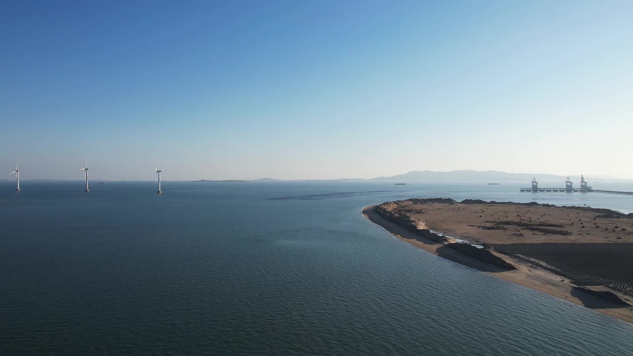 海滩附近近海风力发电厂的鸟瞰图视频素材