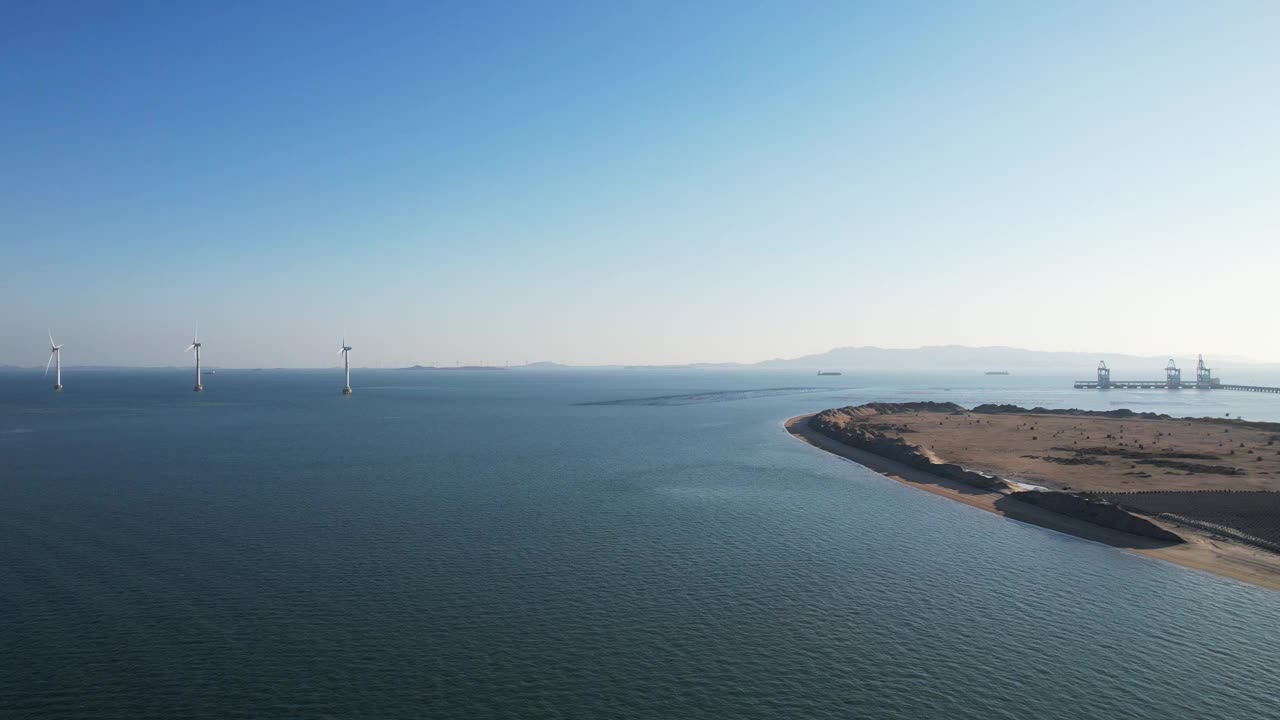 无人机的观点近海风力发电厂附近的海滩视频素材