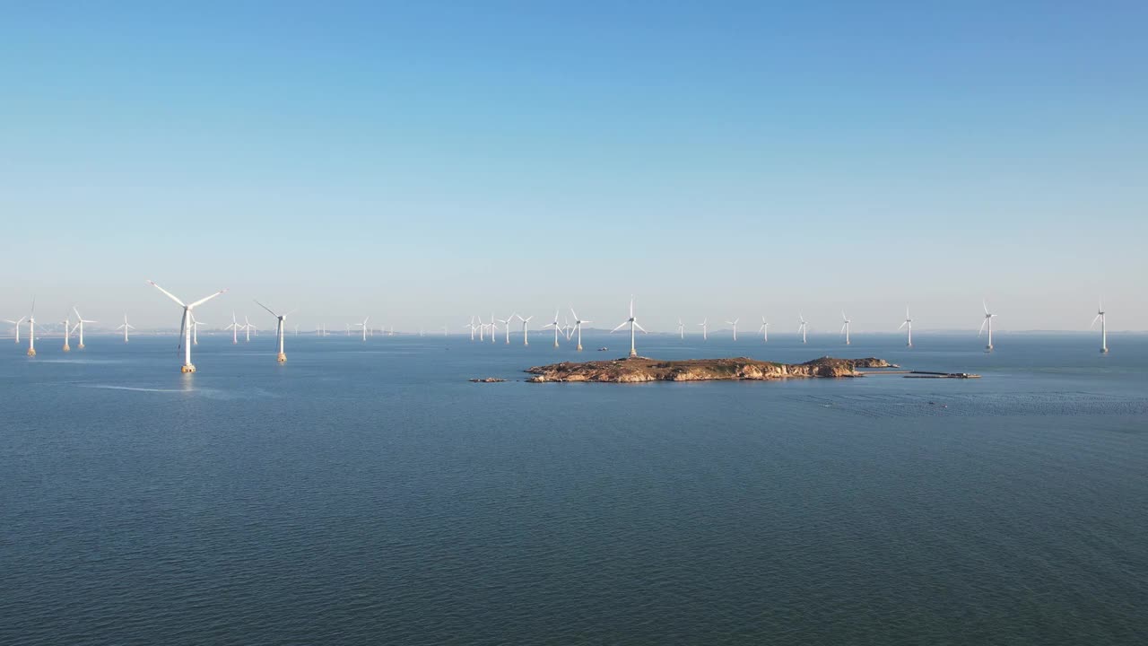 鸟瞰图壮丽的风力发电厂在海上视频素材