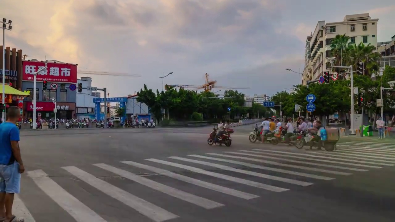 晚上三亚市交通街道十字路口全景4k时间推移海南岛中国视频素材