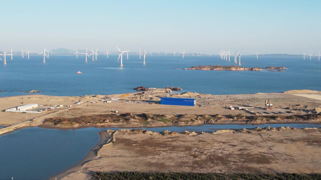 海滩和海上风力发电厂的高角度视图视频素材