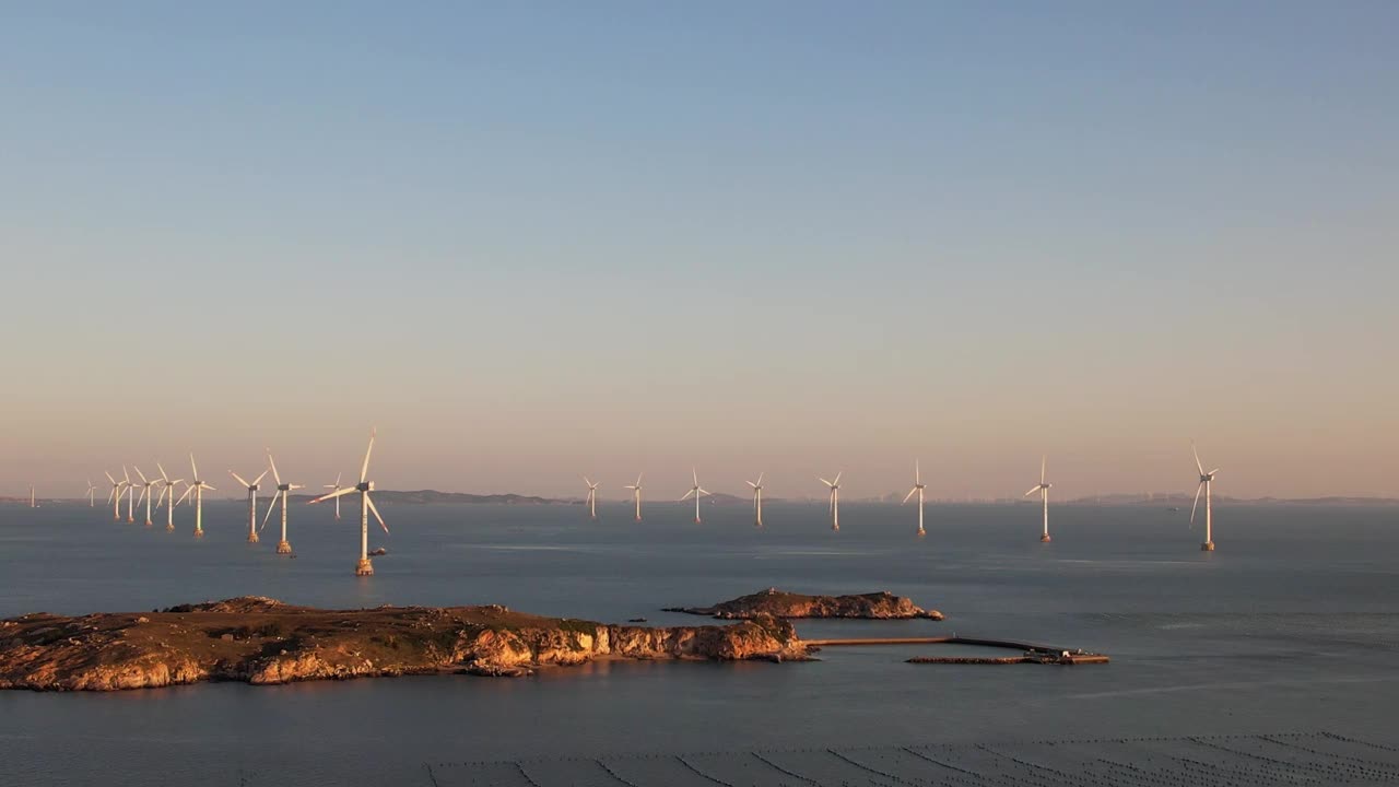 日落时壮丽的海上风力发电厂鸟瞰图视频素材