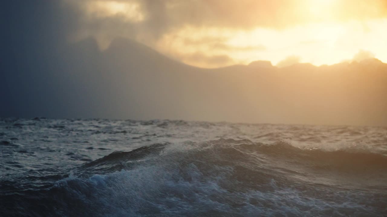 从小船上看汹涌的大海，开放的海洋的波浪视频素材