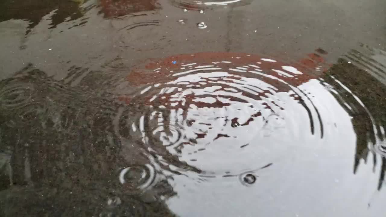 雨滴落在地上视频素材