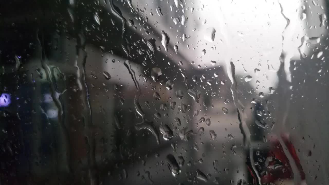 雨滴粘在玻璃上视频素材