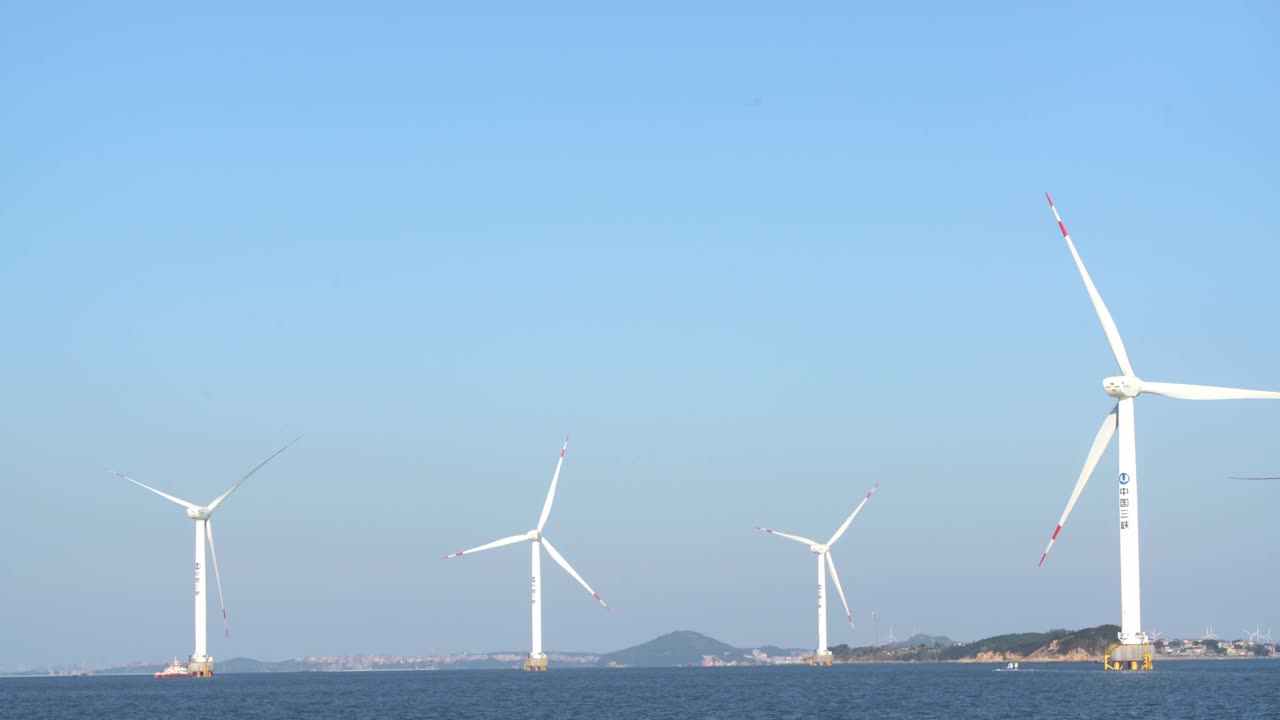 风电场在一个阳光明媚的日子在海上视频素材