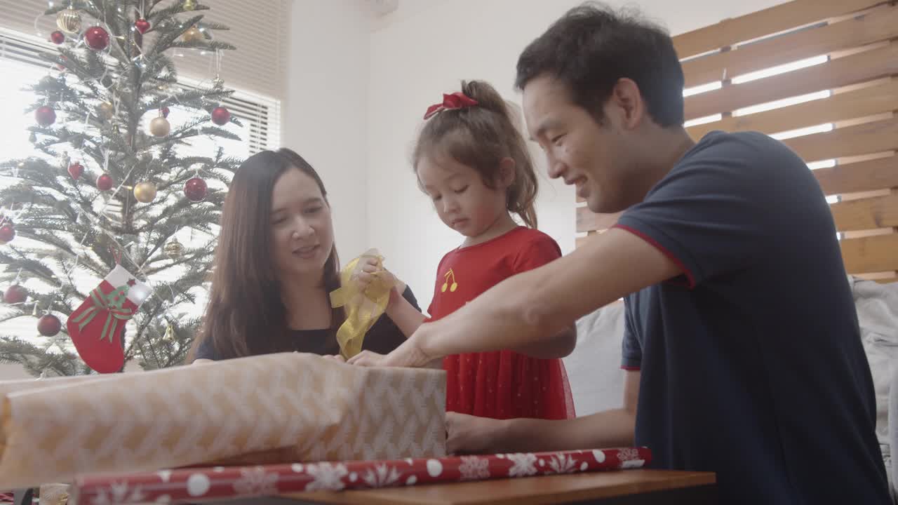 亚洲家庭在家里一起制作和包装圣诞礼物视频素材