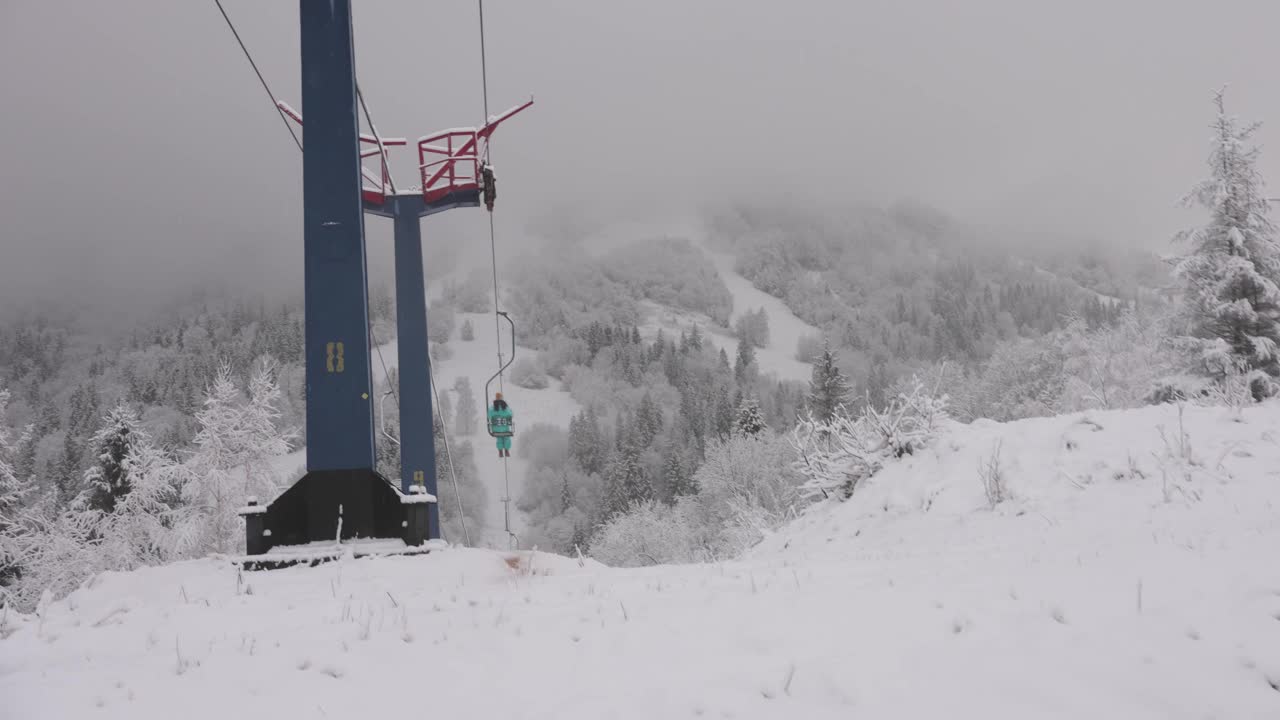 冬天的景色，雪松森林的景色和山上的滑雪缆索视频素材