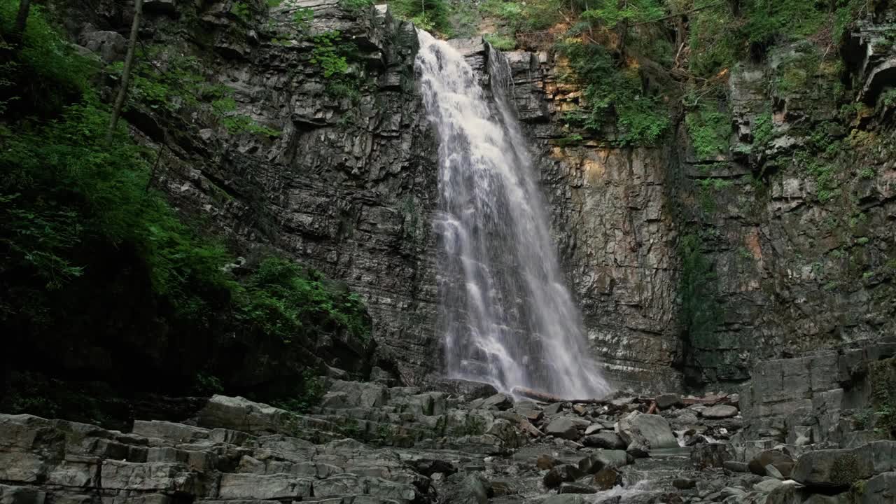 森林里的瀑布从山上倾泻而下，美丽动人。喀尔巴阡山乌克兰视频素材