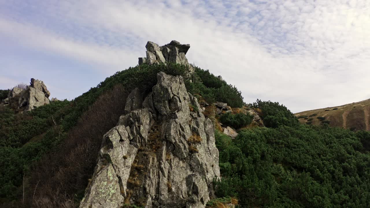 喀尔巴阡山脉的斯皮茨山岩石山峰的鸟瞰图视频素材