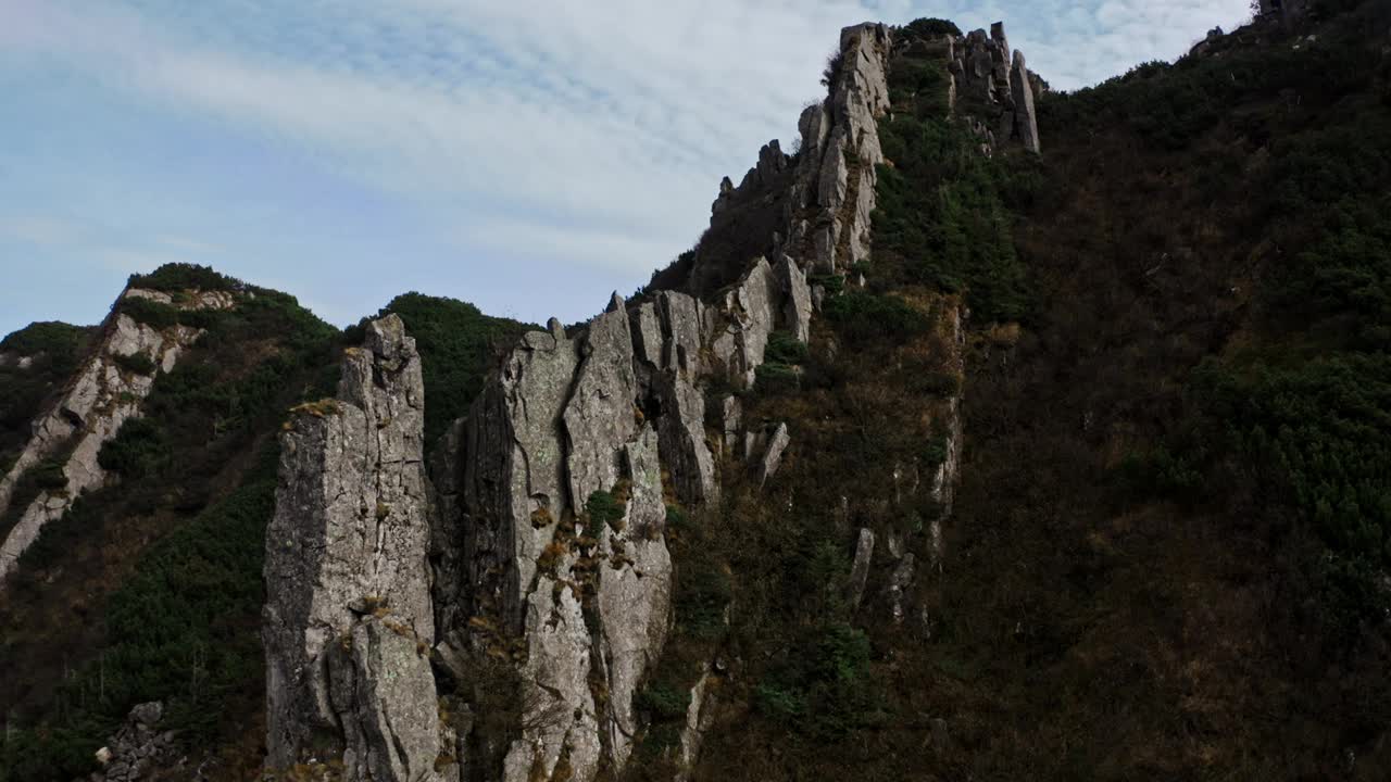 喀尔巴阡山脉的斯皮茨山岩石山峰的鸟瞰图视频素材