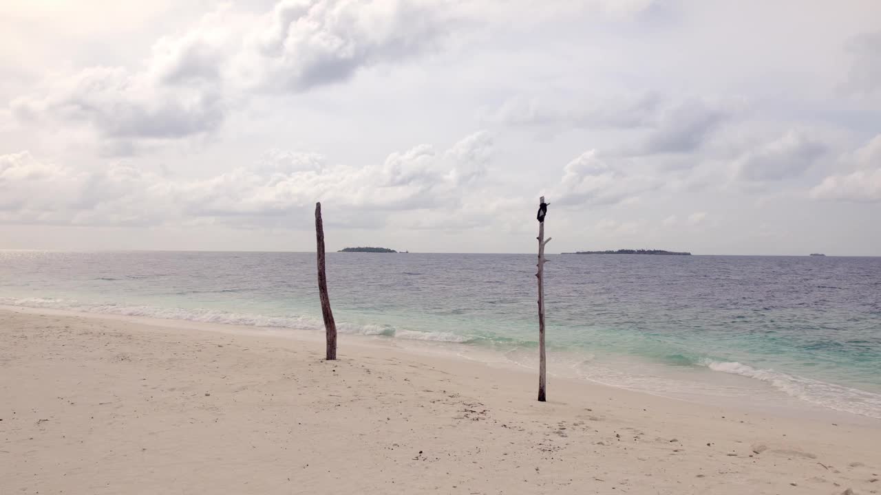 马尔代夫群岛的沙滩，平静的海水和多云的天空视频素材