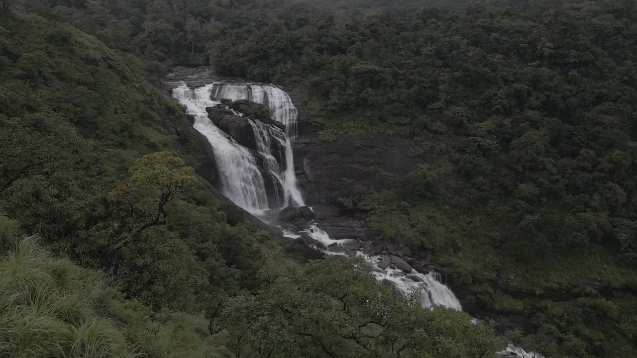 Mallalli瀑布鸟瞰图视频素材