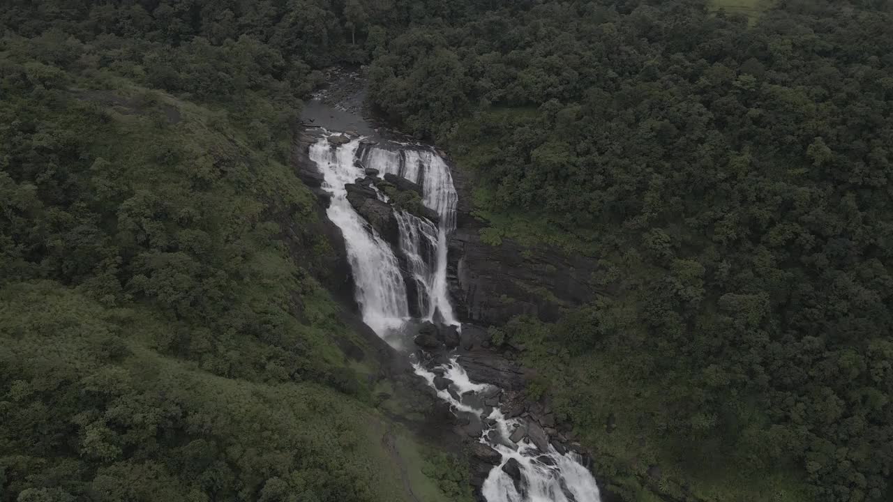 Mallalli瀑布鸟瞰图视频素材