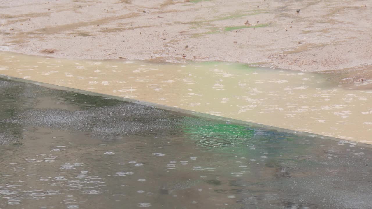 雨点落在街上的水坑里。有选择性的重点视频素材