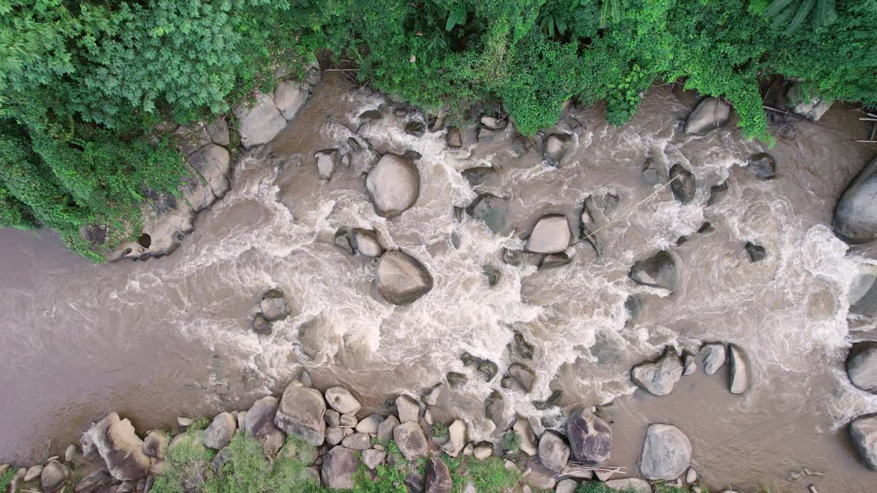 在国家公园的热带雨林中流动的天然急流视频素材