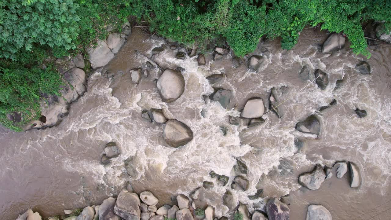 在国家公园的热带雨林中流动的天然急流视频素材